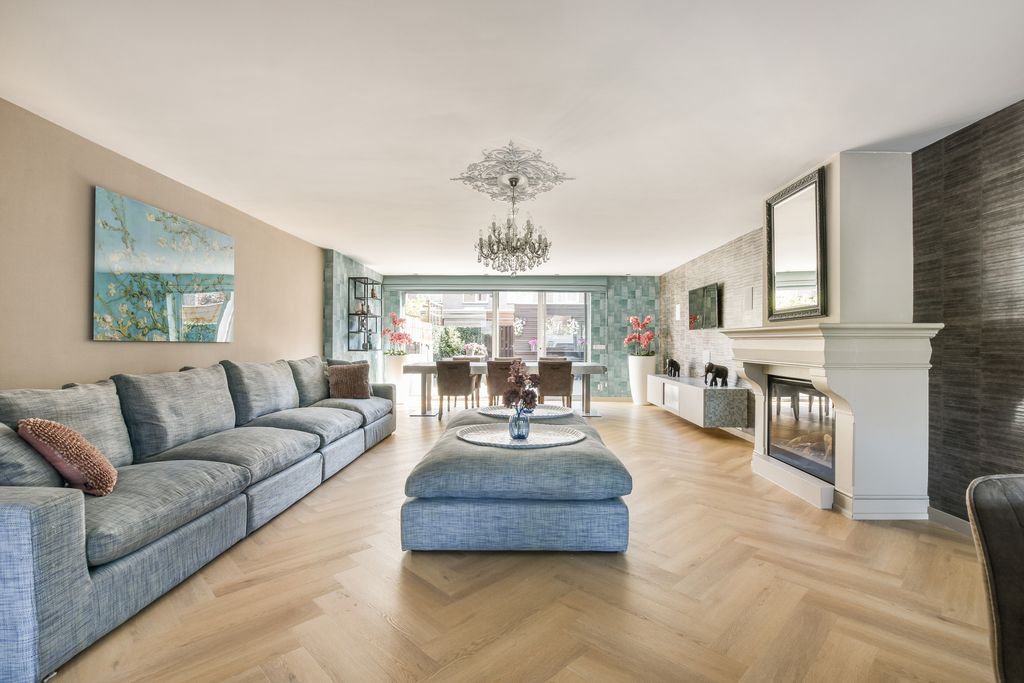 Woonhuis aan de Iwan Kantemanplein in Amsterdam (1060 RM)