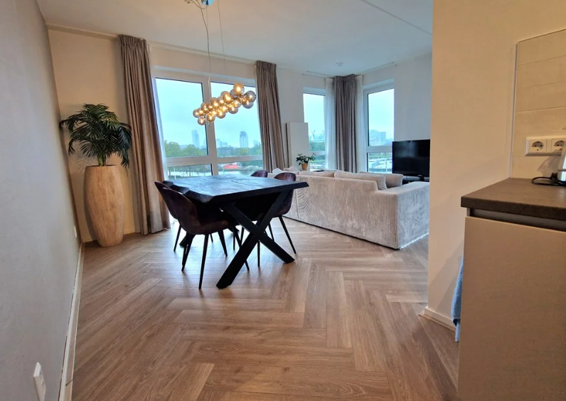 Appartement aan de Laakweg, 2521SC, Den Haag in Den Haag (2521 SC)