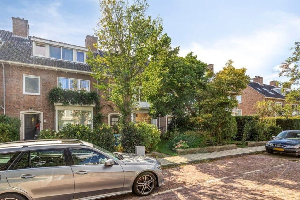 Woonhuis aan de Van Boetzelaerlaan in Wassenaar (2242 SV)