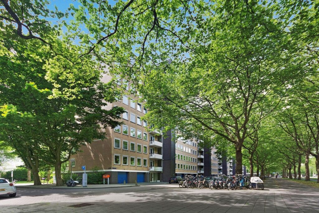 Appartement aan de Van Nijenrodeweg in Amsterdam (1082 JA)