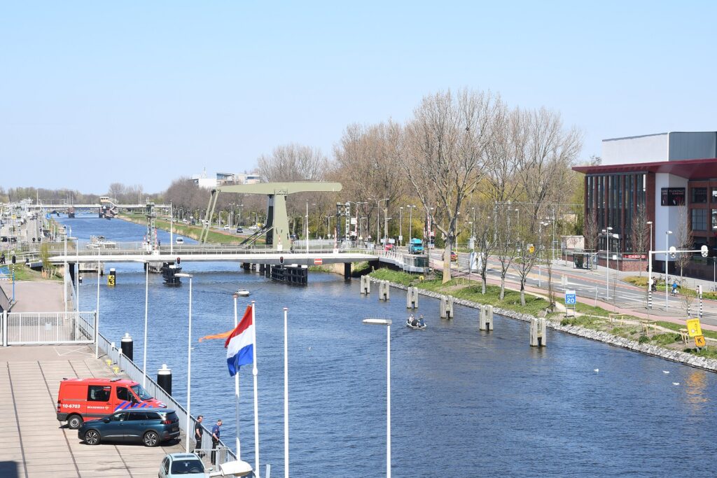 Huis huren in Alkmaar: gracht met woonhuizen in de binnenstad van Alkmaar