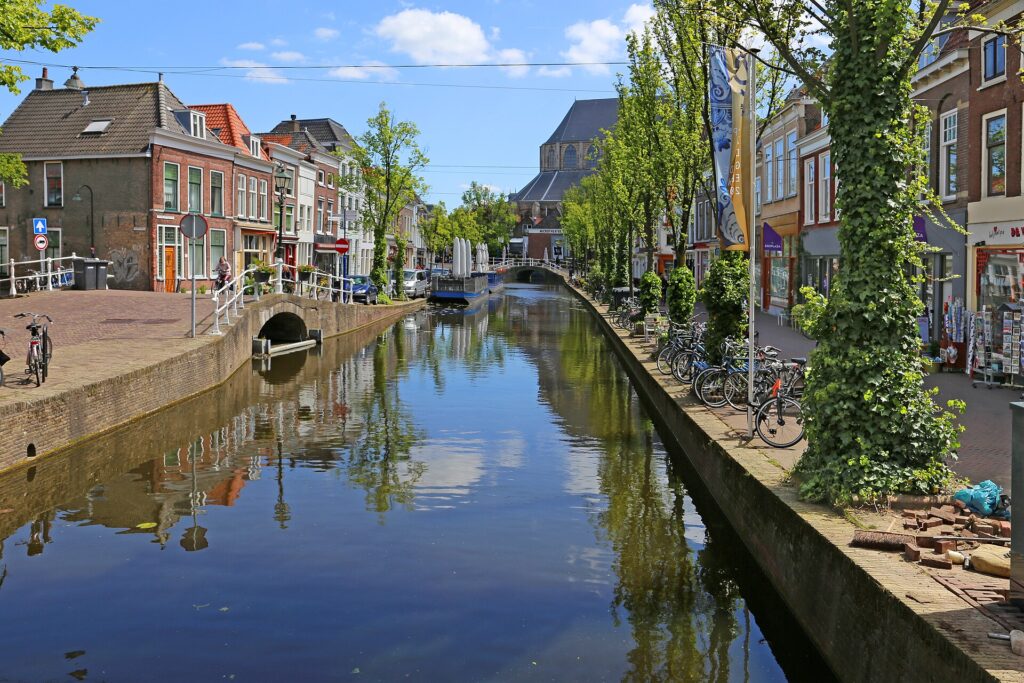 Huis huren in Delft: gracht met woonhuizen in Delft