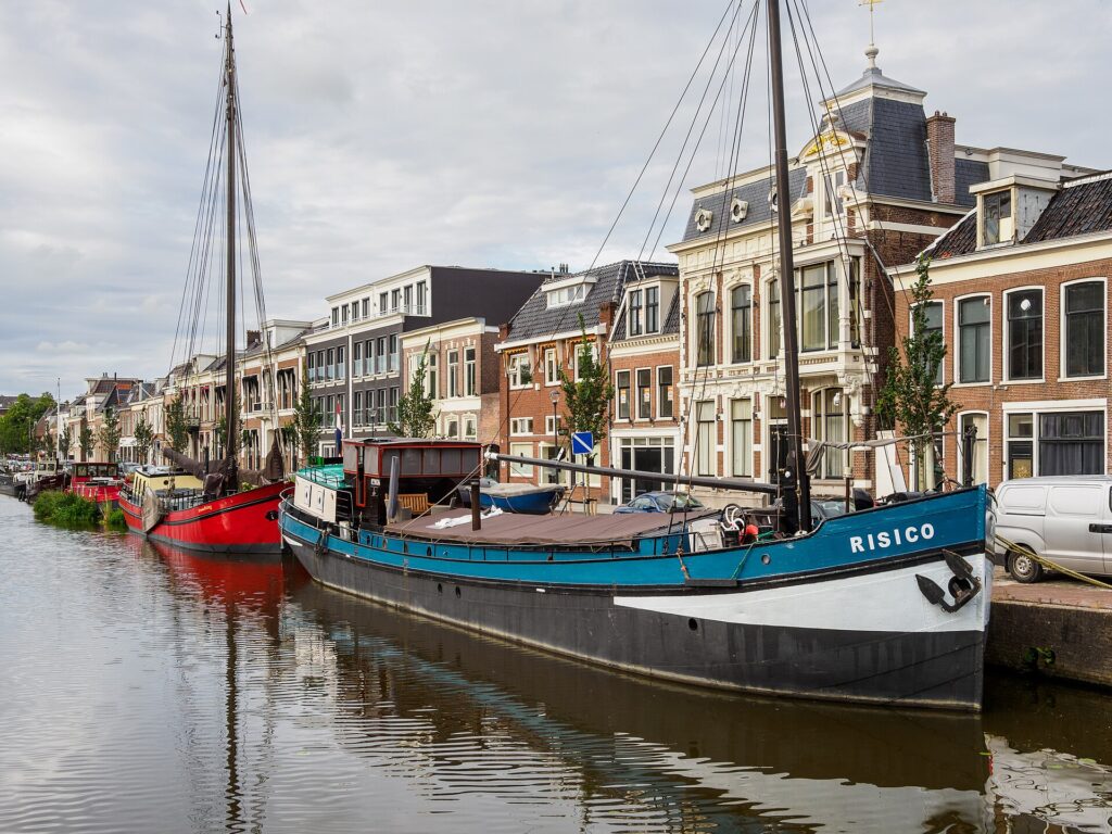 Huis huren in Leeuwarden — woonboten aan de Oosterstadsgrachtwal in Leeuwarden