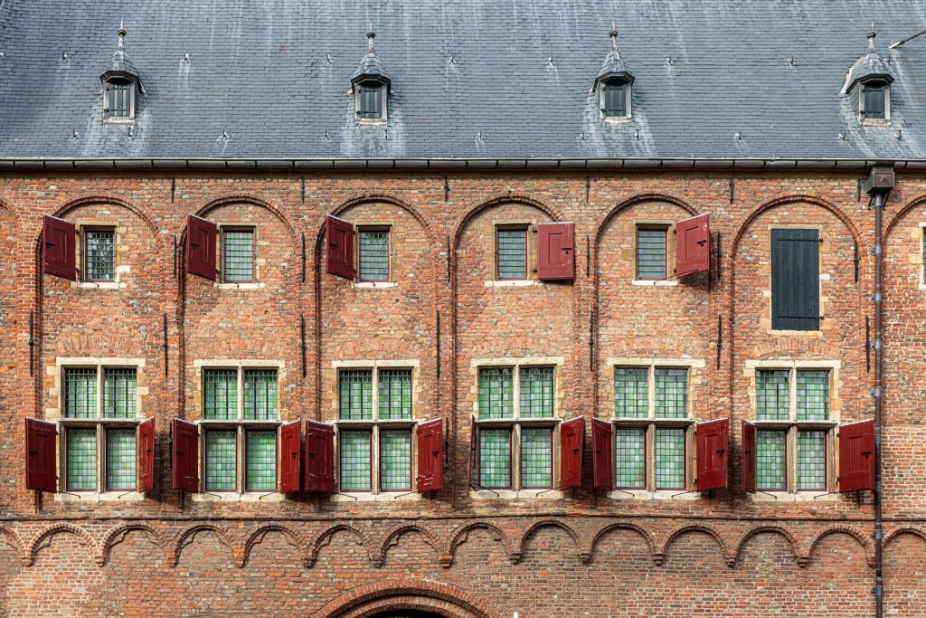Huis huren in Middelburg: de Onze-Lieve-Vrouwe-Abdij in de binnenstad van Middelburg
