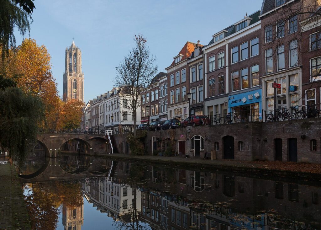Huis huren in Utrecht: de Domtoren gezien vanaf de Oudegracht