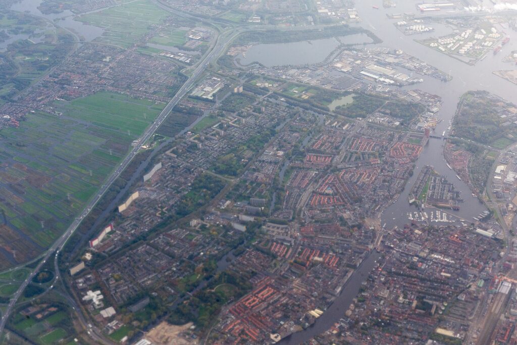 Huis huren in Zaandam — luchtfoto van Zaandam in de gemeente Zaanstad